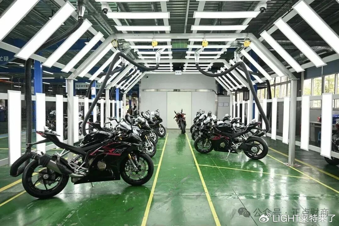 名人汇客厅｜张雪：以热爱为轮，从泥泞少年到世界冠军造梦者|世界超级摩托车锦标赛|机车|摩托车|中国制造|赛车_新浪体育_新浪新闻
